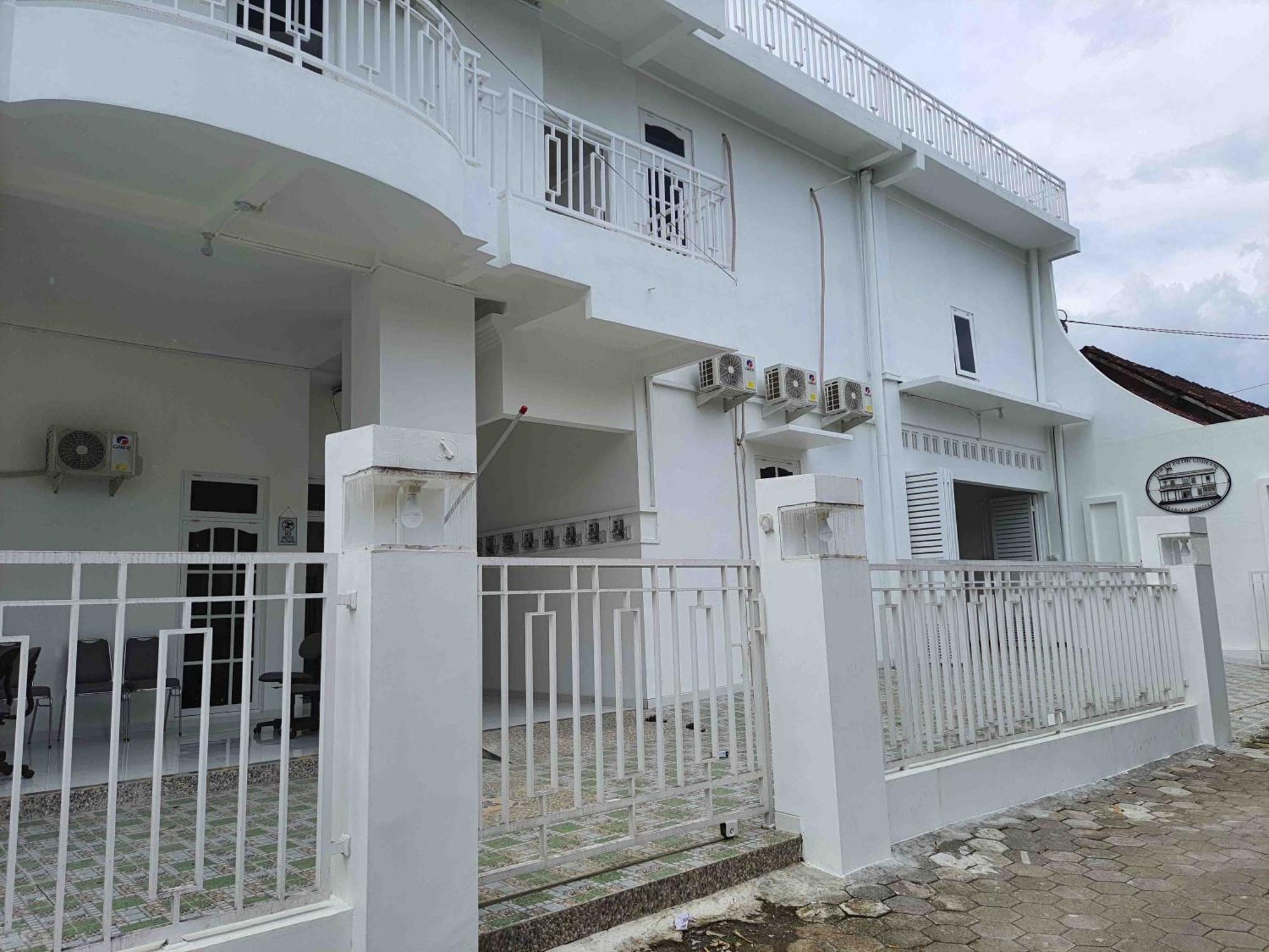Готель Reddoorz Syariah At Jalan Godean Ngabean Екстер'єр фото